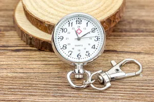 Montre de poche infirmière argentée avec chiffres clairs mouvement quartz clip pour hôpital.