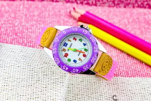 Kinder quartz horloge kleurrijke cijfers roze canvas band leerhorloge detail stijl