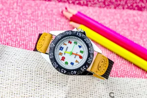 Kinder quartz horloge met kleurrijke cijfers en canvas band voor eenvoudig leren.