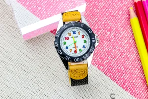 Kinderen kleurrijk digitaal quartz horloge detail met kleurrijke cijfers en smiley band.