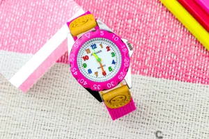 Kindershorloge met kleurrijke wijzerplaatcijfers, roze bezel en levendige roze canvas horlogeband.