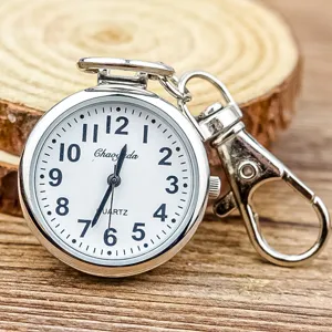 Montre de poche infirmiere argentees avec porte-cles et chiffres arabes clairs.