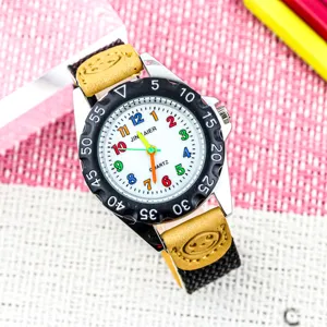 Kinderen quartz horloge met kleurrijke cijfers canvas band en duidelijke wijzerplaat voor leren.