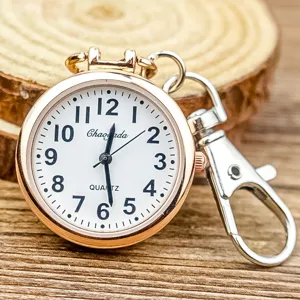 Montre infirmière quartz avec chiffres clairs et clip métallique, idéale pour un usage.
