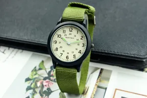 Montre tactique pour enfants en nylon avec cadran 24 heures, style militaire léger.