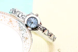 Élégante montre quartz pour femme avec bracelet chaîne cœur creux style mode.