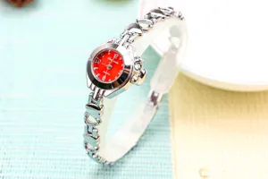 Montre quartz femme élégante avec bracelet chaîne cœur creux et cadran rouge fin.