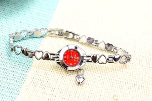 Élégante montre bracelet cœur creux pour femme cadran rouge montre à quartz tendance.