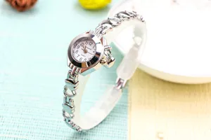 Montre quartz femme elegante avec bracelet chaine coeur creux et beau cadran delicat.