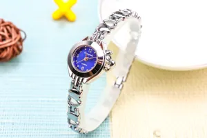 Vue detaillee de montre quartz femme avec bracelet maille coeur argente et beau cadran bleu.