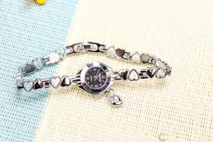 Montre quartz pour femme exquise avec bracelet chaîne cœur creux et cadran noir élégant.