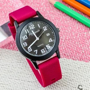 Orologio da studente con numeri chiari e cinturino in morbido silicone per bambini.