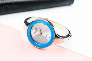 Γυναικείο ρολόι βραχιόλι χαλαζία λεπτομέρεια παρουσίαση με μπλε στεφάνη και στρας.