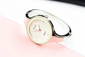 Εκομψό γυναικείο ρολόι χαλαζία με κομψό βραχιόλι και λαμπερούς δείκτες από στρας.