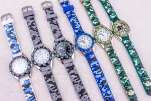 Kinder camouflage quartz horloge met draaibare bezel en siliconen band, detail weergave.