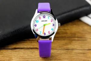 Orologio al quarzo per bambini dettaglio, numeri colorati, cinturino viola, quadrante.