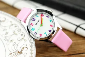 Primo piano dettagliato dell orologio al quarzo per bambini con numeri colorati e cinturino.