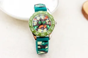 Gedetailleerd overzicht van camo kinderhorloge, duidelijke cijfers, siliconen band.