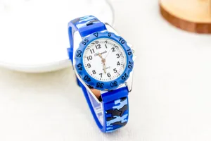 Blauwe camo kinder horloge quartz detail, siliconen band, duidelijke cijfers, mooi.