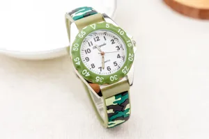 Gedetailleerd overzicht van het camouflage quartz kinderhorloge met groene siliconen band.