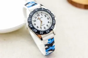 Kinder quartz horloge met blauwe camouflage band en witte wijzerplaat voor jongens detail