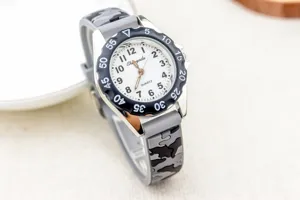 Gedetailleerd close-up overzicht van grijs camouflage kinderhorloge met siliconen bandje.