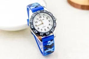 Kinderen blauwe camo quartz horloge met duidelijke wijzerplaat cijfers, stijlvol en sterk.