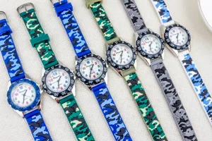 Detail van kinderhorloge met kleurrijke camouflage silicone bandjes en duidelijke wijzerplaten.