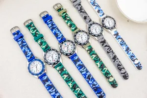 Kinder camouflage quartz horloge met kleurrijke wijzerplaat en siliconen band voor jongens.