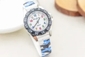 Close-up detailweergave van kinder-quartz-horloge met kleurrijke cijfers en blauwe camo-band.
