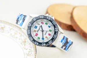 Kinderhorloge wijzerplaat en blauwe camouflage band, gekleurde cijfers en quartz uurwerk closeup.