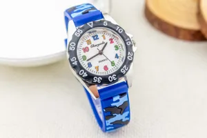 Jongens blauw camo quartz horloge met witte wijzerplaat en kleurrijke cijfers.