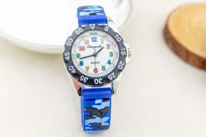 Kinder quartz horloge met blauwe camo siliconen band, kleurrijke cijfers en analoge wijzerplaat.
