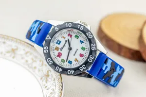 Kinder quartz horloge met blauwe camo siliconen band en kleurrijke cijfers voor jongens.