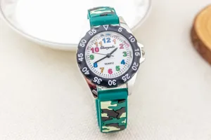 Close-up van kinder-quartzhorloge met groene camouflageband en kleurrijke wijzerplaatcijfers.