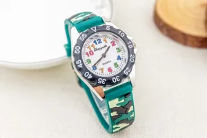Kinderen camouflage quartz horloge met kleurrijke cijfers, groene siliconen band voor jongens.