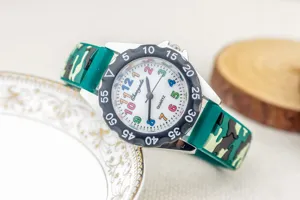 Kinder camouflage quartz horloge met gekleurde wijzerplaat en siliconen band detail.