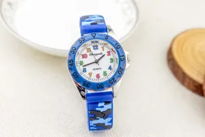 Kinderhorloge jongens quartz kleurrijke cijfers blauwe camouflage band detail leuk