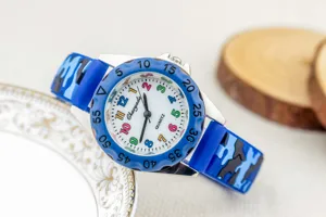 Detailopname van een kinderhorloge met blauwe camouflageband en kleurrijke wijzerplaatmarkeringen.