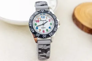 Kinder quartz horloge met camouflage bandje en kleurrijk wijzerplaat, erg leuk voor kids.