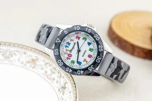 Kinder quartz horloge met grijs camouflage bandje en kleurrijke wijzerplaat nummers dagelijks.