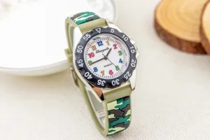 Kinderen camouflage quartz horloge met kleurrijke cijfers en een comfortabele band.