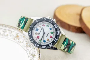 Kinder quartz horloge detail met kleurrijke cijfers, zwarte bezel en camouflage bandje.