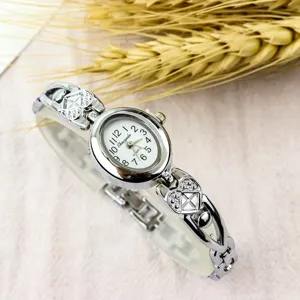Women retro minimalist bracelet watch, elegant oval dial quartz watch with cute heart strap.