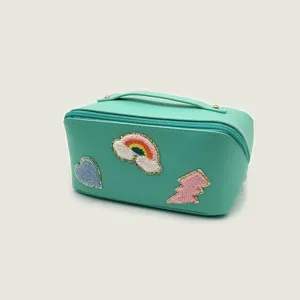 Bolsa de cosméticos de cuero PU verde menta con parches bonitos, gran organizador de viaje.