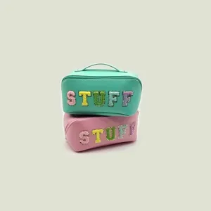 Gran bolsa de cosméticos de cuero PU con letras bordadas lindas para almacenamiento.