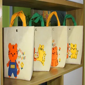 Détail de sac à main en velours côtelé brodé de tigre, sac fourre-tout en toile pour boîte à repas.