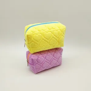 Lindo estuche de felpa acolchado con diseño de corazones, gran bolsa de maquillaje suave.