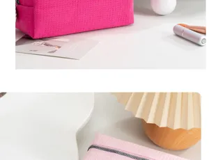 Primo piano della borsa cosmetica con motivo waffle, cuciture curate e design pratico.