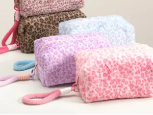 Fluffy leopard cosmetic bag portable plush handbag large capacity makeup organizer detail